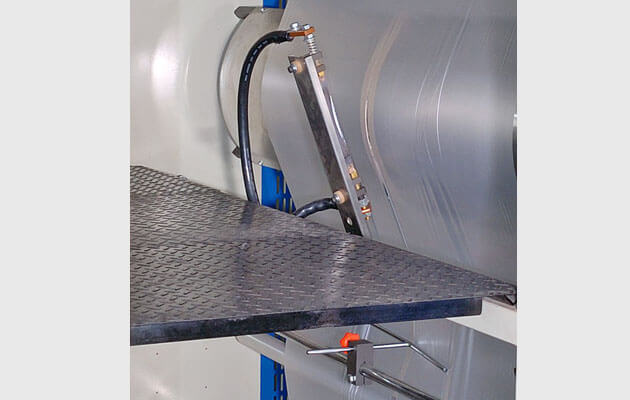 Pneumatic heat-slitting device