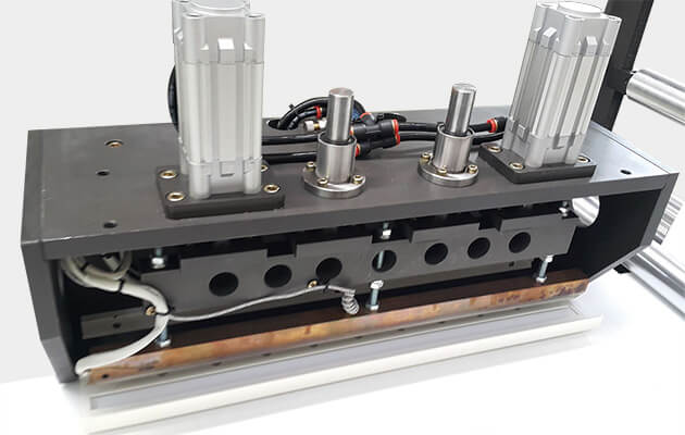 Horizontal sealing device
