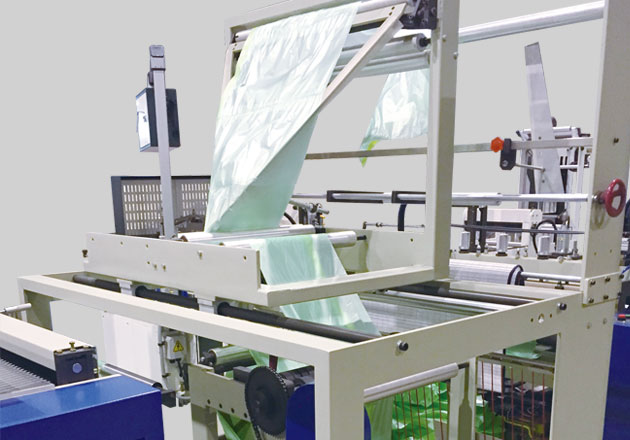 Double triangle folding device