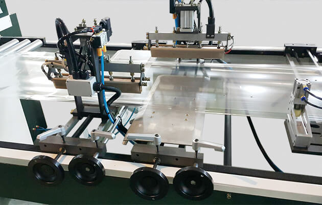 Horizontal bottom sealing