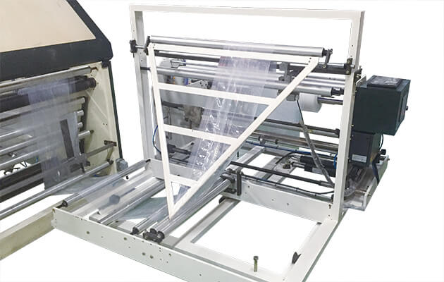 Triangle folding device